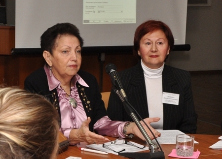Директор Тульской областной универсальной научной библиотеки Л. И. Королева (слева) и заведующая ПЦПИ библиотеки Л. Л. Леонова